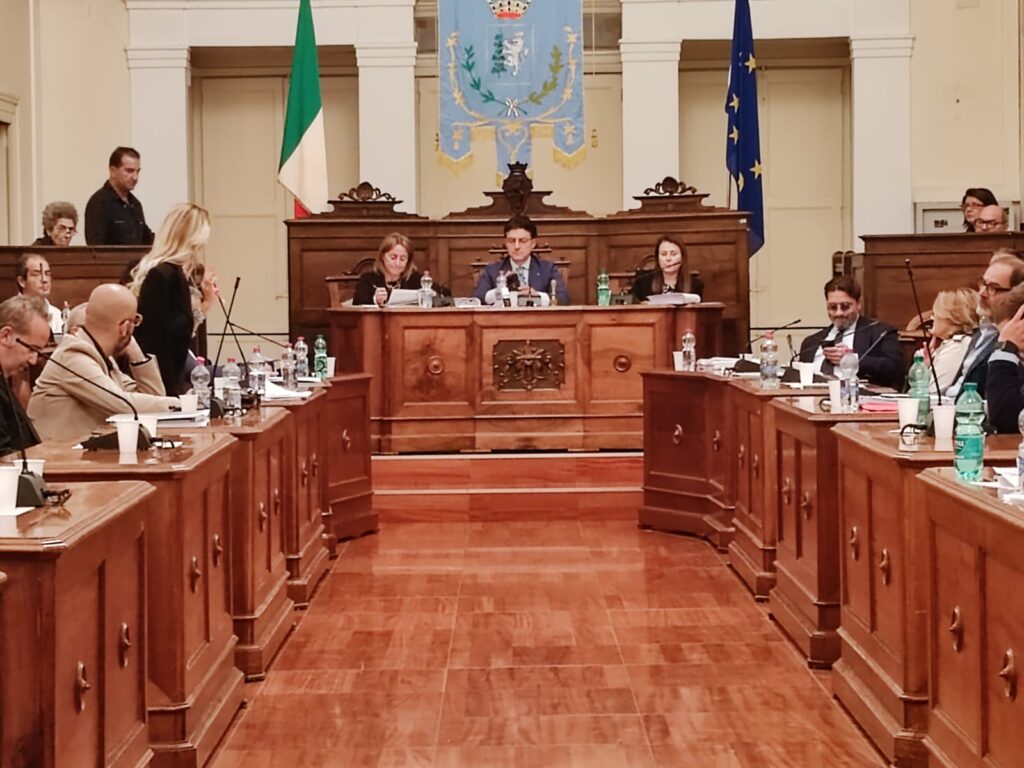 Consiglio comunale approva i punti all’ordine del giorno. Sindaco Bruno: “Il disavanzo del bilancio passa da -90 a -14 milioni. Siamo ancora in predissesto ma i risultati sono sotto gli occhi di tutti”