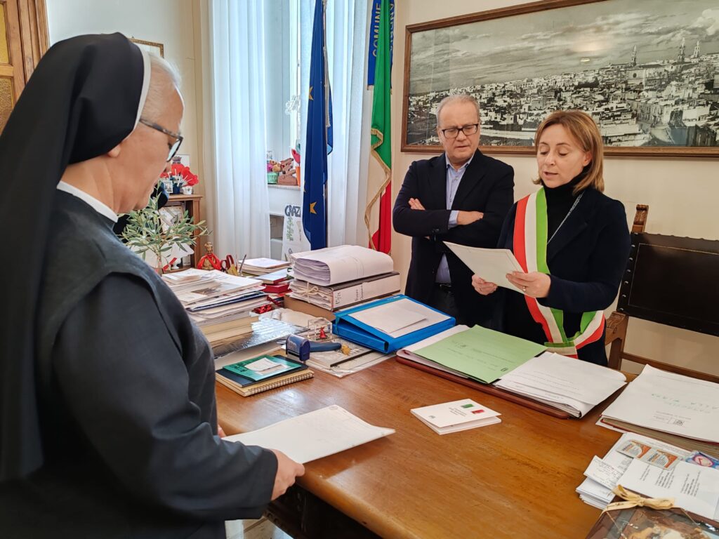 Suor Gladis cittadina italiana. Prestato giuramento di fedeltà questa mattina davanti al Sindaco Bruno